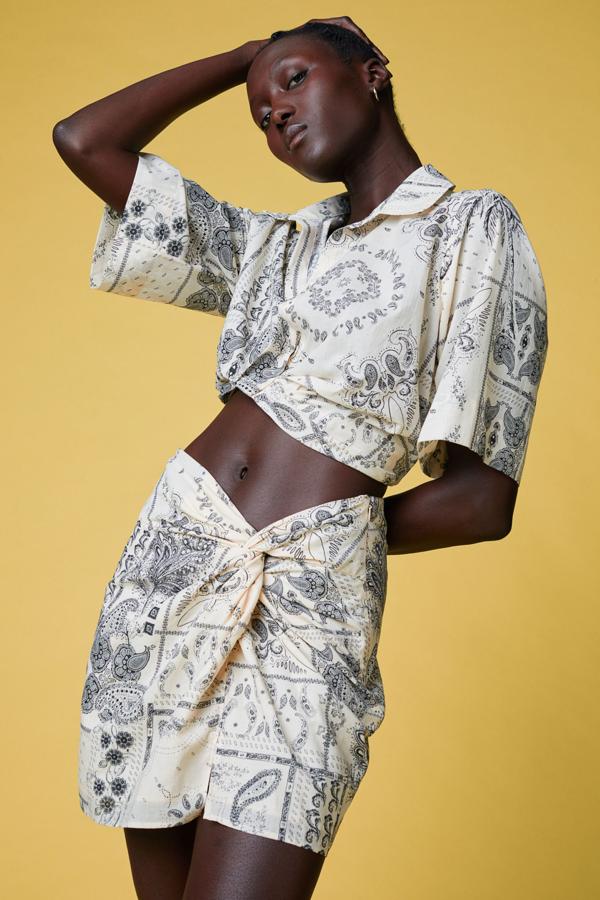 Minifalda drapeada con estampado paisley de talle alto. Puedes combinarla con un total look o con un top básico para destacar la falda. Es de H&M. Precio: 29,99 €.