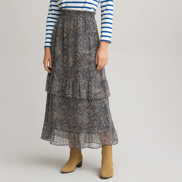 Falda larga con volantes y estampado de paisley. Un diseño elegante para ir a la oficina o para asistir a una cena con tacones joya. Es de La Redoute. Precio rebajado: 30 €.