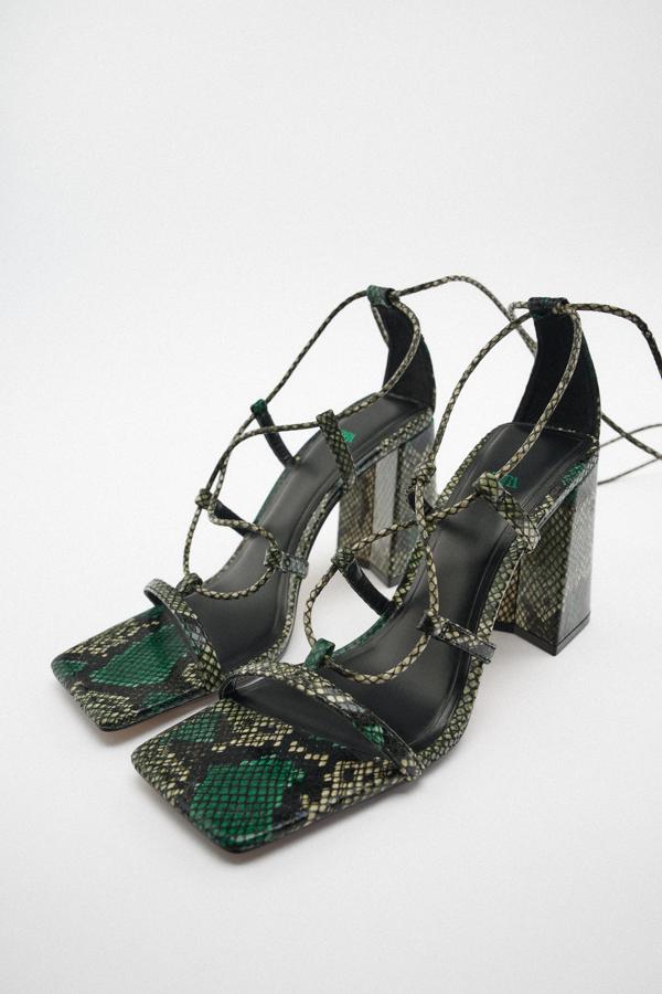 Sandalias de tacón ancho confeccionadas en animal print de serpiente. Además, cuenta con tiras para ajustarlas y lucir esbelta con una minifalda. Son de Zara. Precio: 49,95 €.