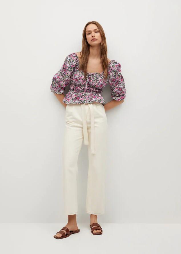 Es una blusa con estampado de flores ideal para llevar con vaqueros en azul o en colores crema. Está confeccionada 100% en algodón.Tiene un diseño crop y escote recto. Ahora está rebajada a 12,99 euros.