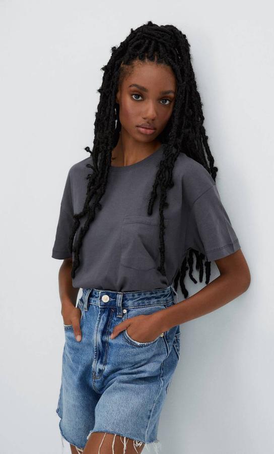 Camiseta oversize con cuello redondo, manga corta y detalle de bolsillo en el pecho, de Stradivarius. Está disponible en seis colores, por 9,99 euros.