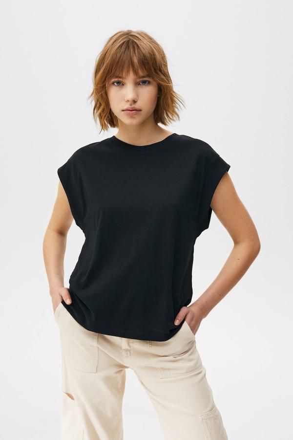 Camiseta básica en tejido cómodo con cuello redondo y manga con rib ancho, de Pull&Bear. Está disponible en negro, blanco, visón y azul grisáceo, por 7,99 euros.