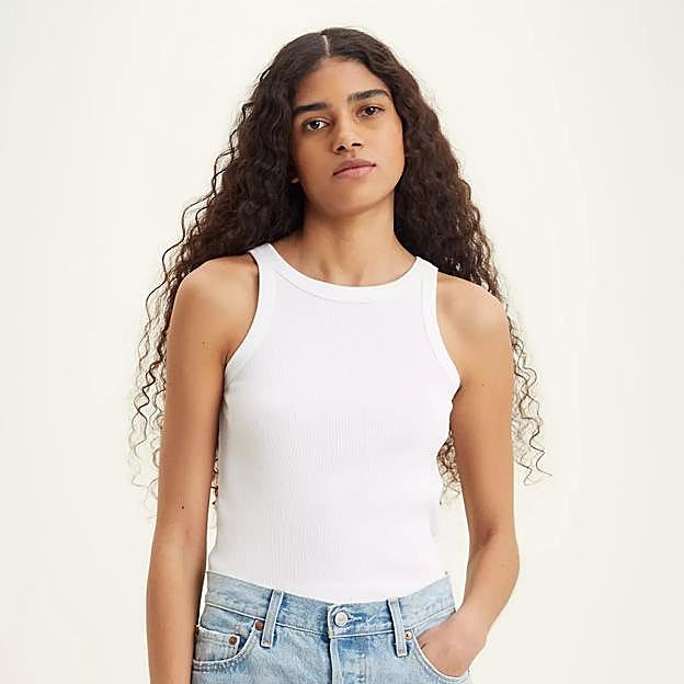 Imagen principal - La camiseta básica de lujo que adoran las influencers en versión low cost