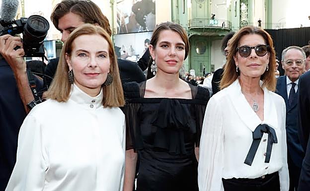 Carole Bouquet, Carlota Casiraghi y su madre, Carolina de Mónaco, en la alta costura de París.