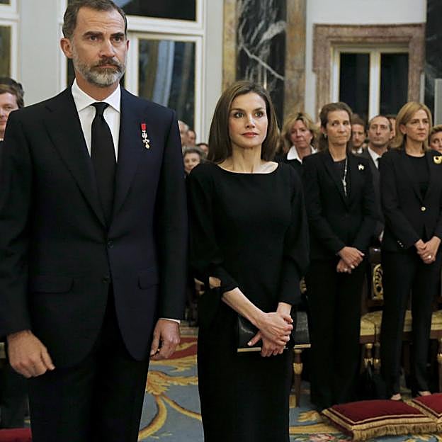Por qué se lleva tan mal la reina Letizia con sus cuñadas, las infantas Elena y Cristina de Borbón 