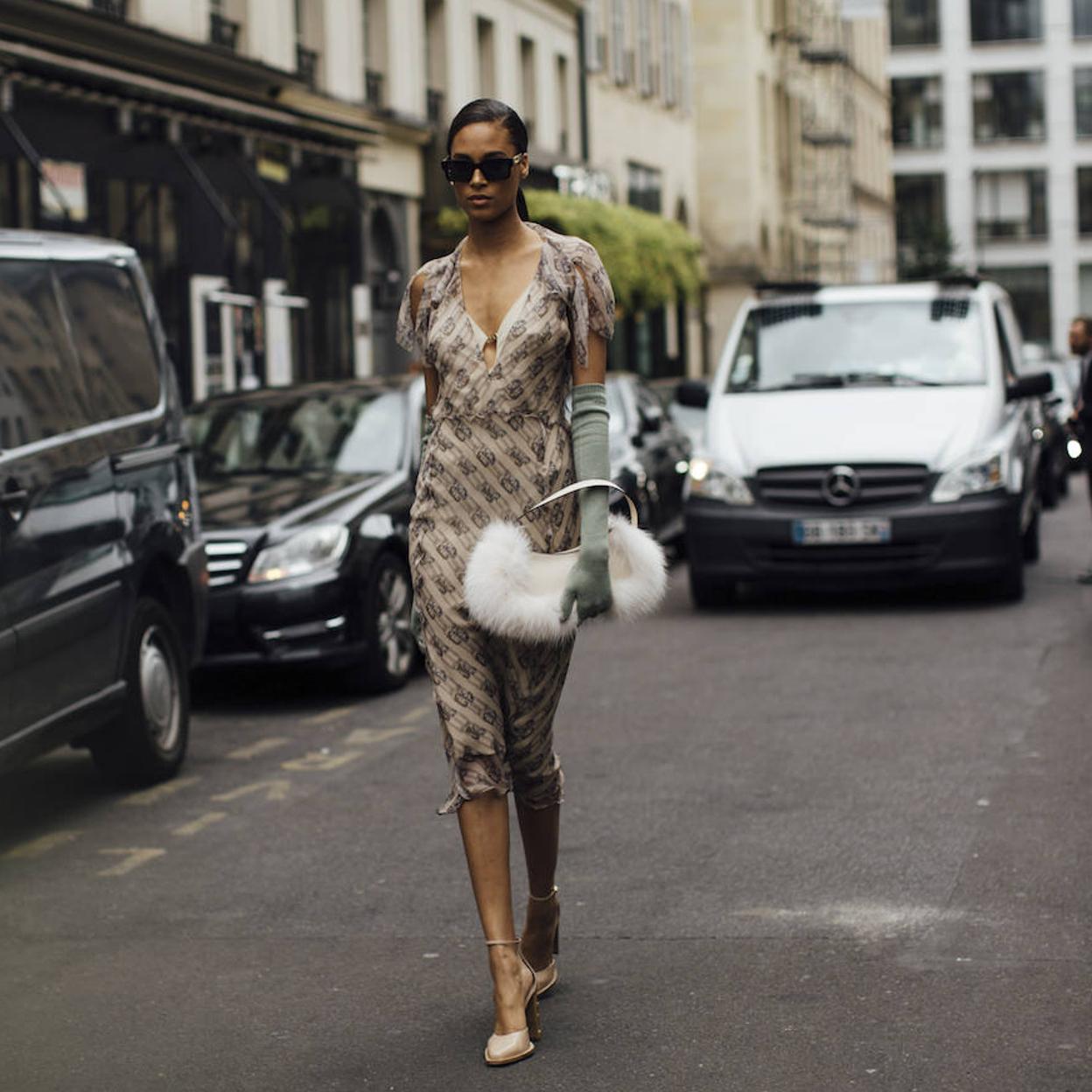 El efecto satinado que le da un aire muy elegante al vestido