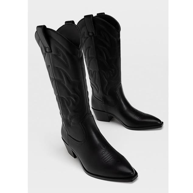 Botas de mujer estilo cowboy disponibles en varios colores con detalle de bordados en la caña de la bota. Con tacón en bloque de 4,5 centímetros de altura. Precio: 49,99 euros en Stradivarius.