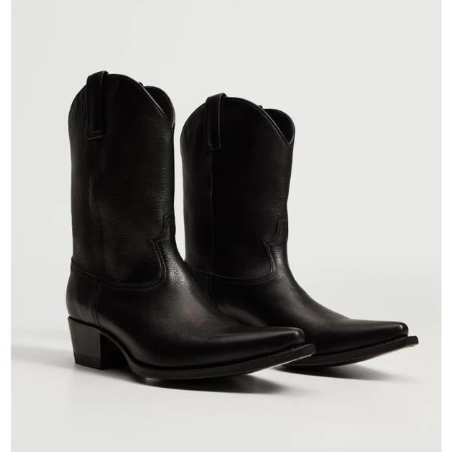Botín estilo cowboy elaborado en piel 100%. Con punta y caña alta, el tacón en bloque mide 4,5 centímetros. Precio: 249,99 euros en Mango.