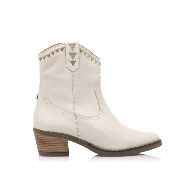 Botín de estilo cowboy diseñadas en piel de color hielo con acabados de alta calidad, con pespuntes en tonos marrones y beige con puntera afilada, al más estilo cowboy que hacen de estos botines un producto atemporal. Precio: 89,95 euros en El Corte Inglés.