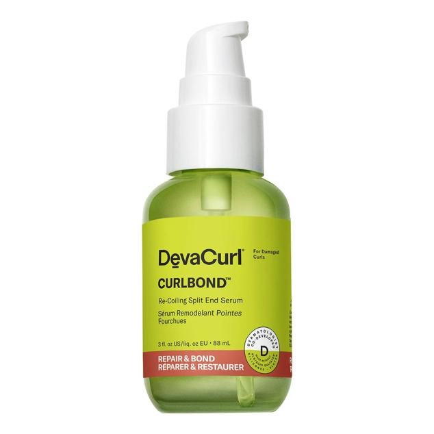 El Curlbond de Devacurl alisa las puntas abiertas al tiempo que deja los rizos sedosos y brillantes.
