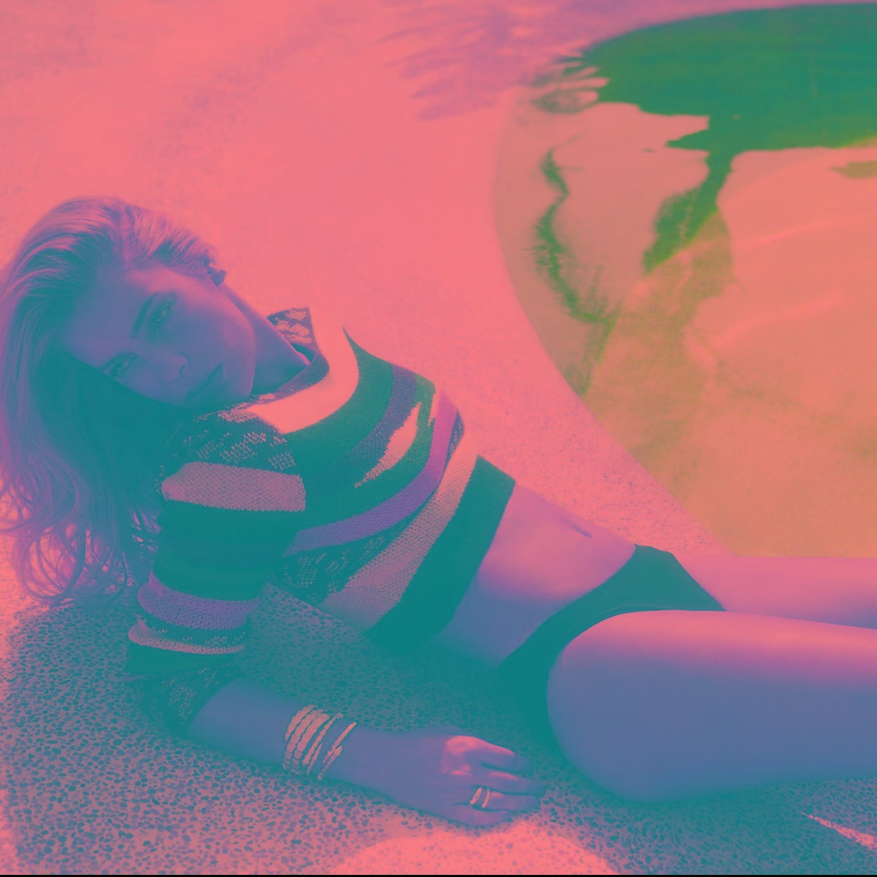 Alejandra Onieva posa para Mujerhoy con jersey de Silvia Tcherassi y biquini de Dosmares Margiela. Anillos y pulseras Serpenti Viper, en oro blanco y pavé de diamantes, de Bulgari.