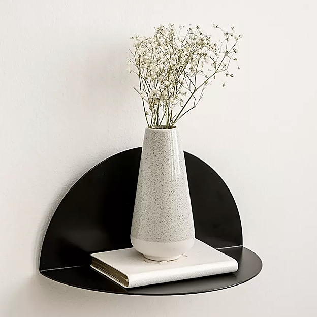 Una mesita de noche pensada para dormitorios pequeños.