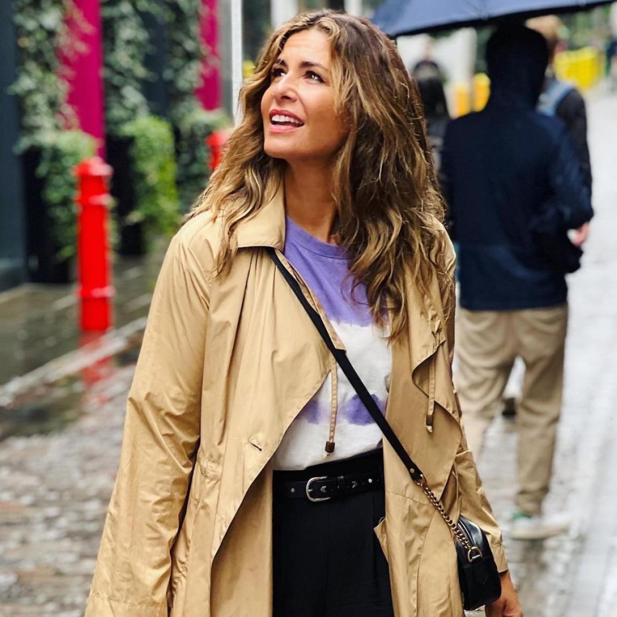 Nuria Roca con una gabardina.