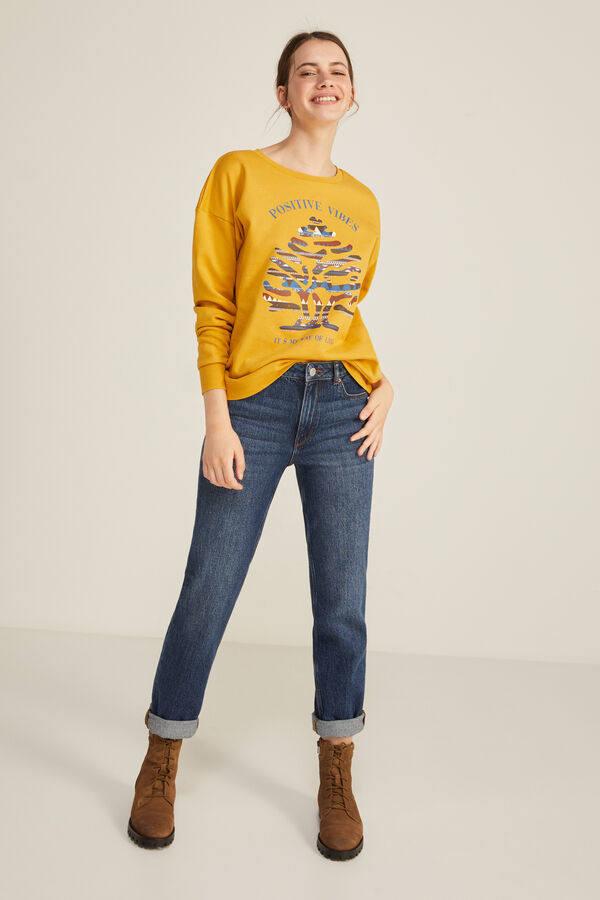 Otra buena opción es esta sudadera de Springfield en color dorado y con un dibujo de árbol étnico.