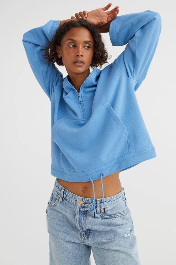 Si te gustan los diseños básicos, tienes que ver esta sudadera de H&M de corte amplio y en color azul.