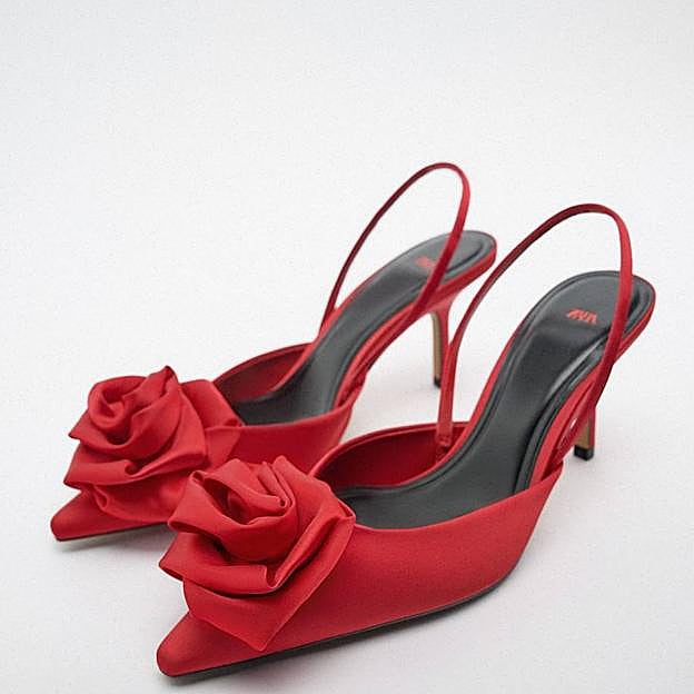 Zapatos de tacón rojos con flor en relieve de Zara