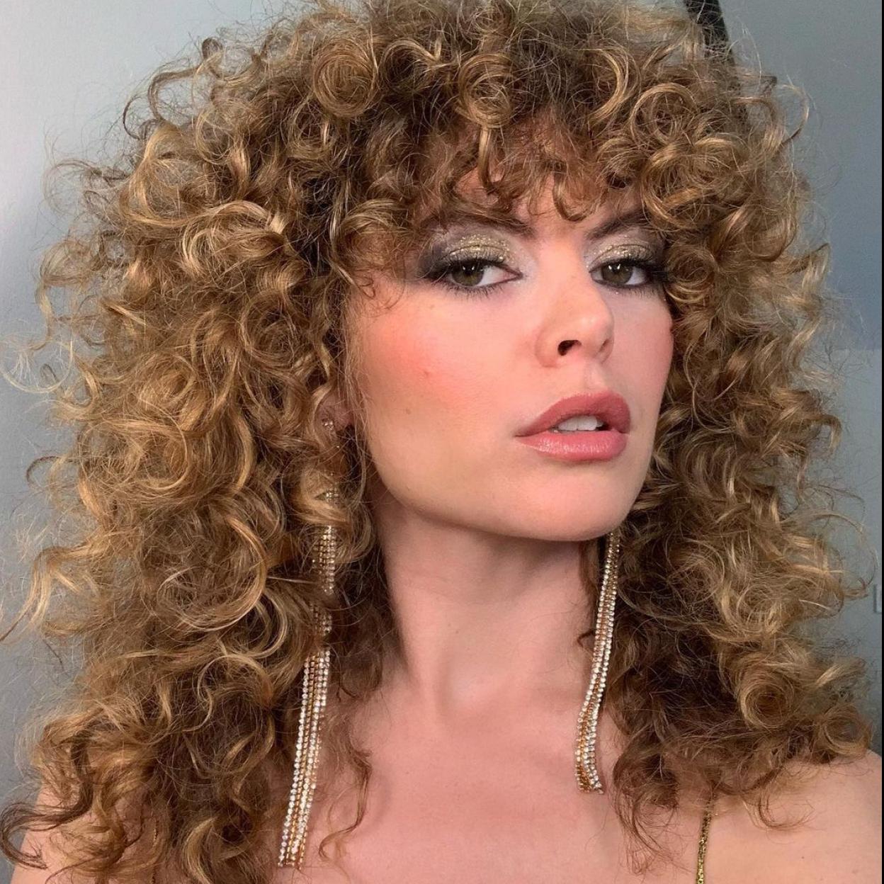 El aceite de coco es buen aliado para lucir unos rizos perfectos.