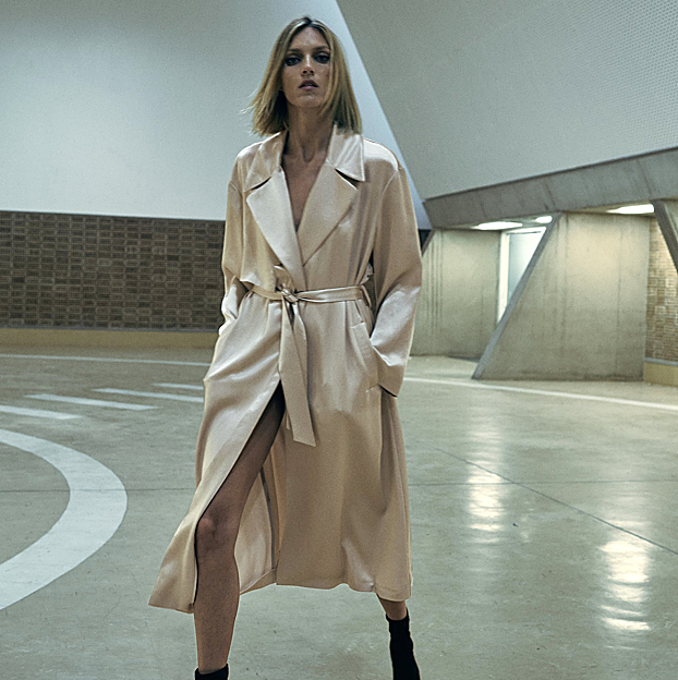 Imagen principal - Gabardinas de Zara (satinada), Bershka (en cuero) y Mango (en verde menta).