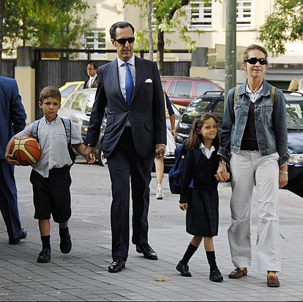 Froilán y Victoria, con el uniforme del colegio junto a sus padres, Jaime de Marichalar y la infanta Elena.