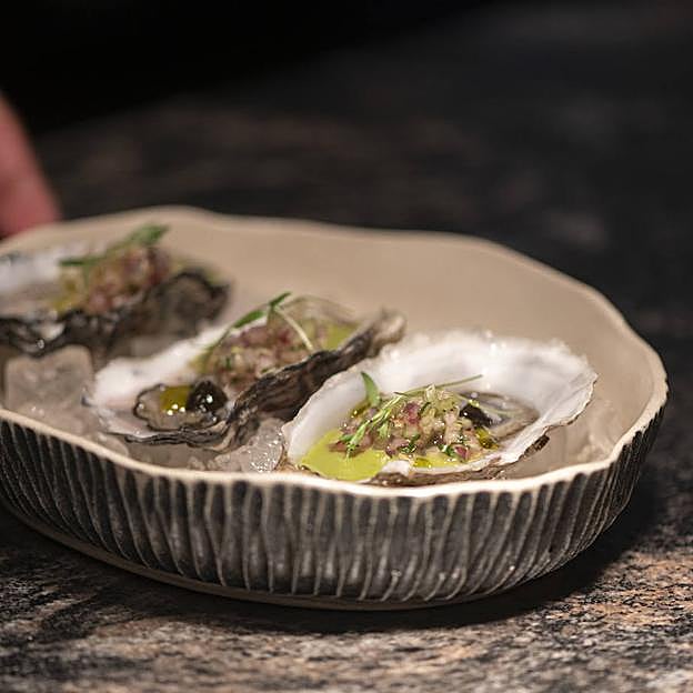 Imagen principal - Ostras con aguachile verde y pico de gallo; taco Gobernador, de camarón rojo con costra de queso oaxaqueño, pico de gallo y alioli de chipotle ahumado; y selección de los platos más representativos desde la apertura de La Única