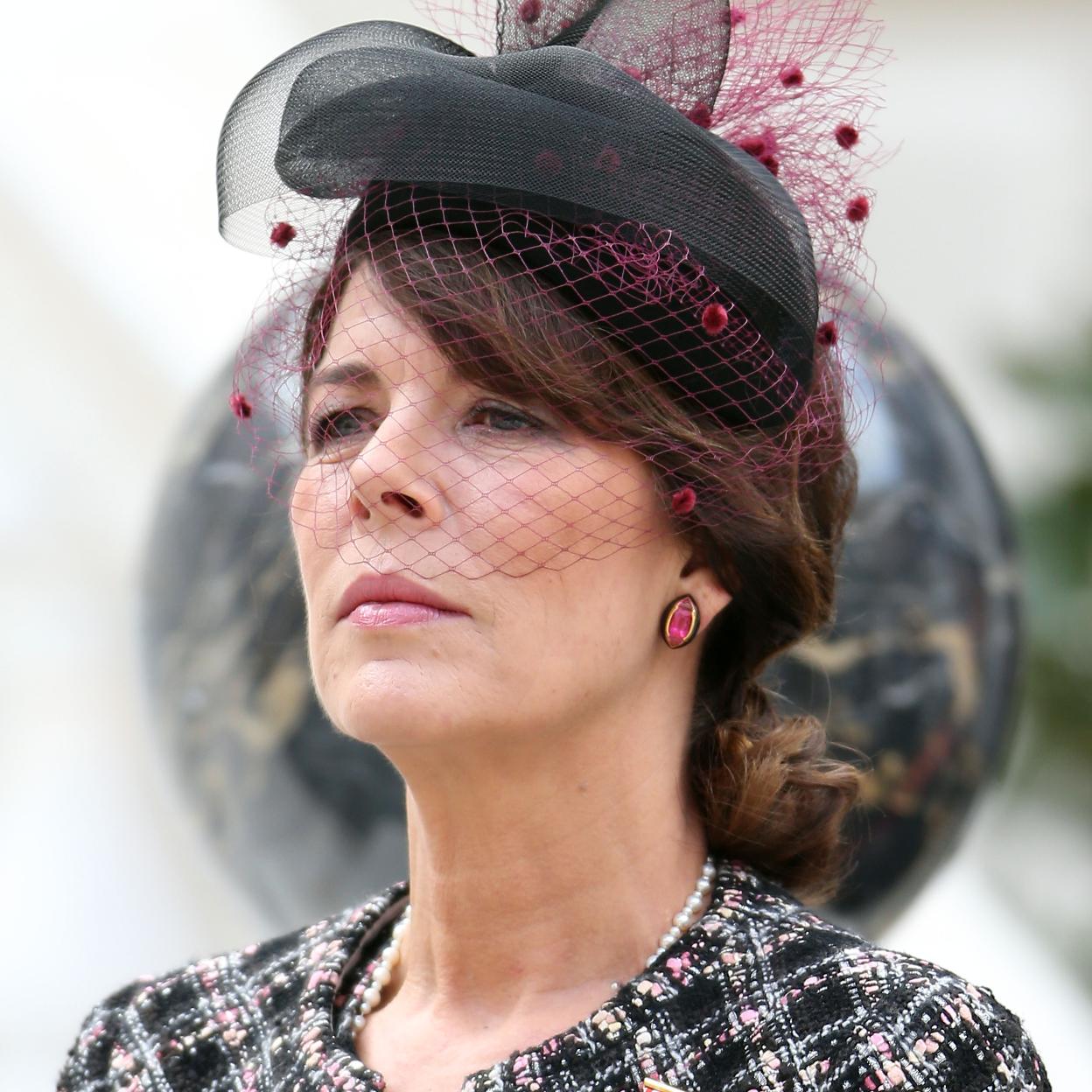 La biografía de Carolina de Mónaco está marcada por el escándalo, especialmente su enemistad con su hermana, la princesa Estefanía, y con la primera dama del Principado, la princesa Charlène. 