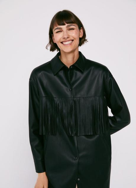 Imagen - Chaqueta de flecos de color negro de Cortefiel.