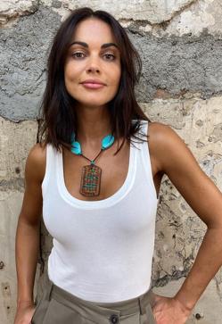 Imagen secundaria 2 - En la primera imagen, podemos ver cómo llegó Lara Alvarez a Corta Cabezas. En las dos siguientes verás el movimiento del nuevo corte y cómo se ve de frente. 