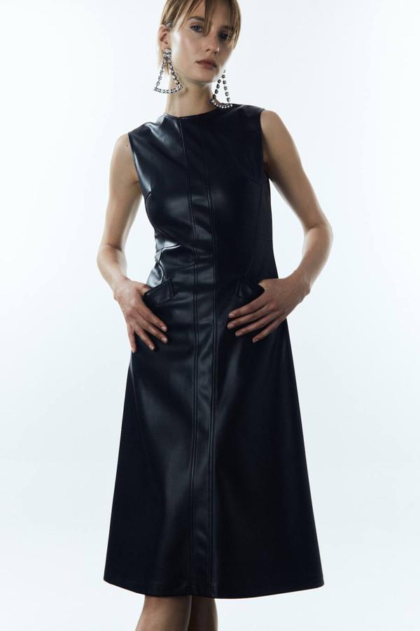 Vestido midi en tejido efecto piel con cuello caja, manga sisa, corte evasé, detalle de costuras y bolsillos delanteros, de Sfera. Lo encontrarás por 39,99 euros.