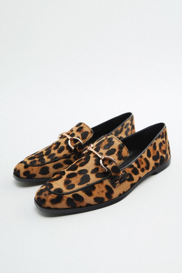 Los zapatos perfectos para el entretiempo son tipo mocasín y con estampado de leopardo. Mocasines de piel de Zara (49,99 euros). 
