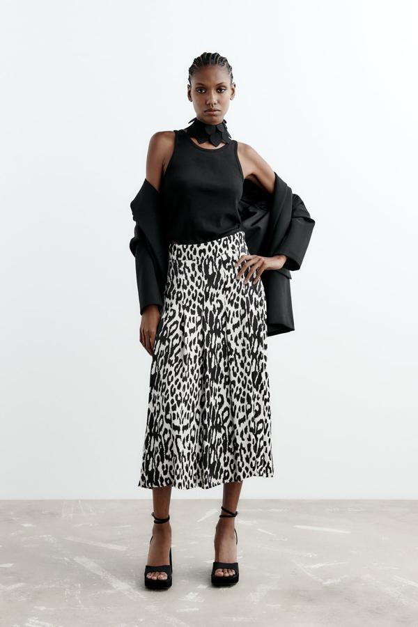 Una combinación de colores que siempre funciona cuando estamos hablando de print animal. Falda midi de Zara (29,99 euros). 