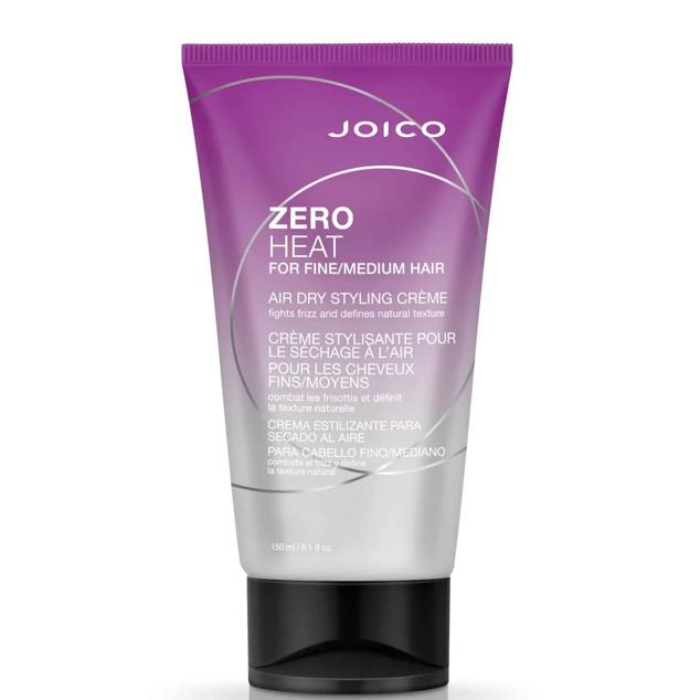 Zero Heat For Fine-Medium Hair Air Dry Styling Crème de Joico está formulado para estilizar la melena sin el daño que implica el uso de las herramientas de calor. Aporta movimiento, volumen, brillo, cero encrespamiento, un peinado controlado y perfecto durante 24 horas, así como acelera el tiempo de secados. Ideal para crear unas ondas envidiables o dar la forma que se nos antoje gracias a sus polímeros flexibles. También cuenta con el todopoderoso aceite de rosa mosqueta y no deja residuo graso ni pegajoso.