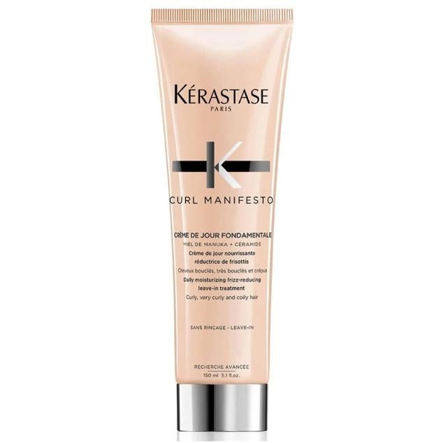 Curl Manifesto Crème De Jour Fondamentale de Kérastase es una mezcla entre tratamiento y producto de peinado para nutrir, hidratar y definir los pelos rizados y ondulado, gracias a la miel de manuka y las ceramidas. Además, facilita el desenredado, aporta rebote y elasticidad, suaviza, protege y controla el encrespamiento.