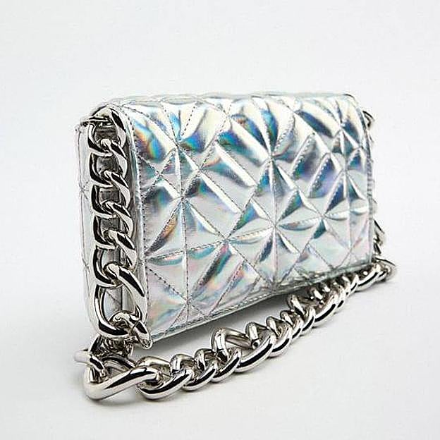 Imagen principal - El bolos iridiscinte, el capazo mini y la bandolera violeta