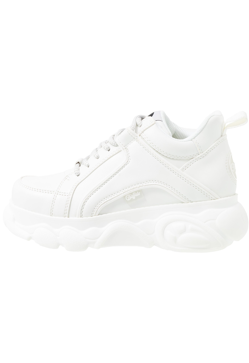 Imagen secundaria 2 - Arriba, las deportivas Nike Air Jordan Low; debajo a la izquierda, las Reebok Classic; y a la derecha, las Buffalo.