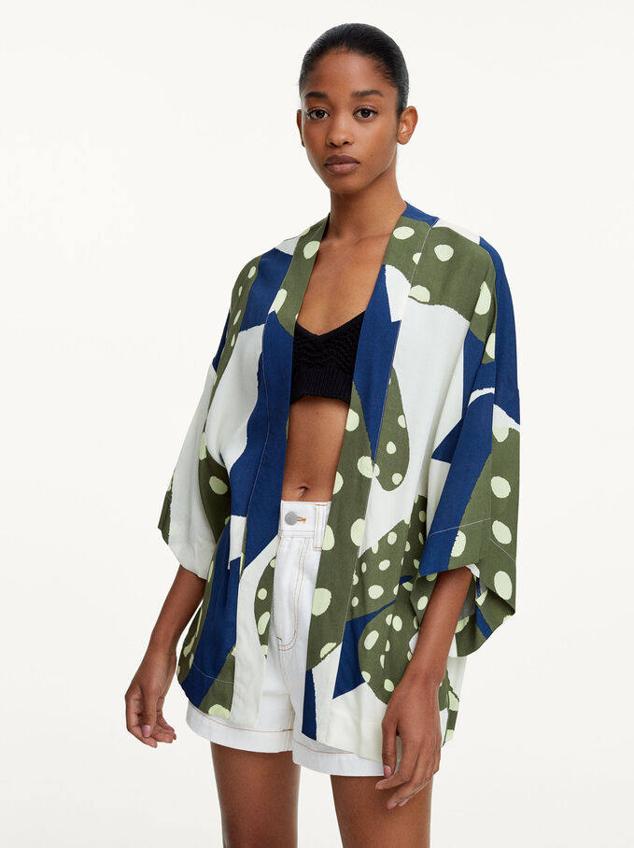 Otra buena opción es este kimono abierto que combina el color crudo con el azul y el verde.