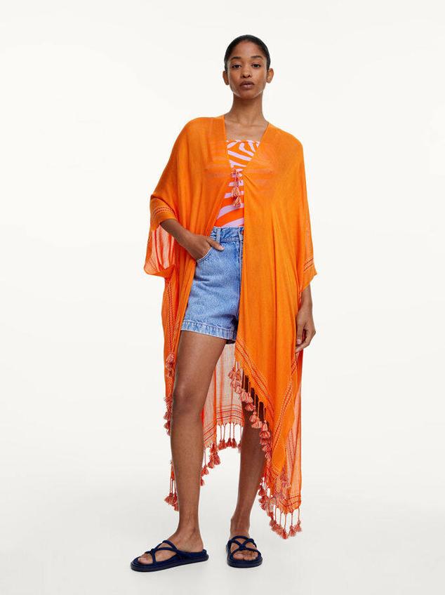 El más rejuvenecedor es este kimono de color naranja que cuenta con borlas en el bajo.