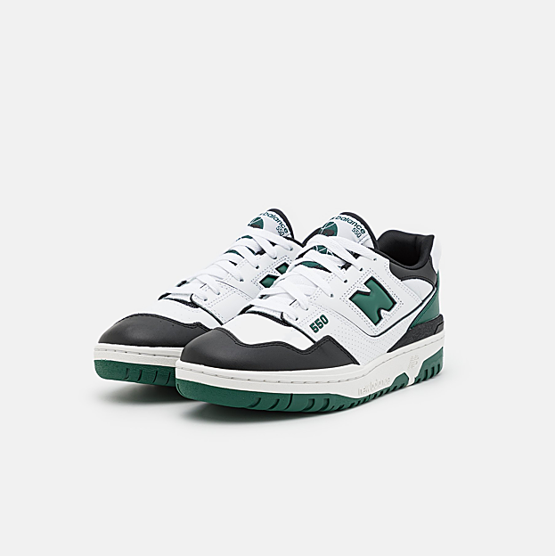 New Balance 550 en su versión de blanco combinado con verde.