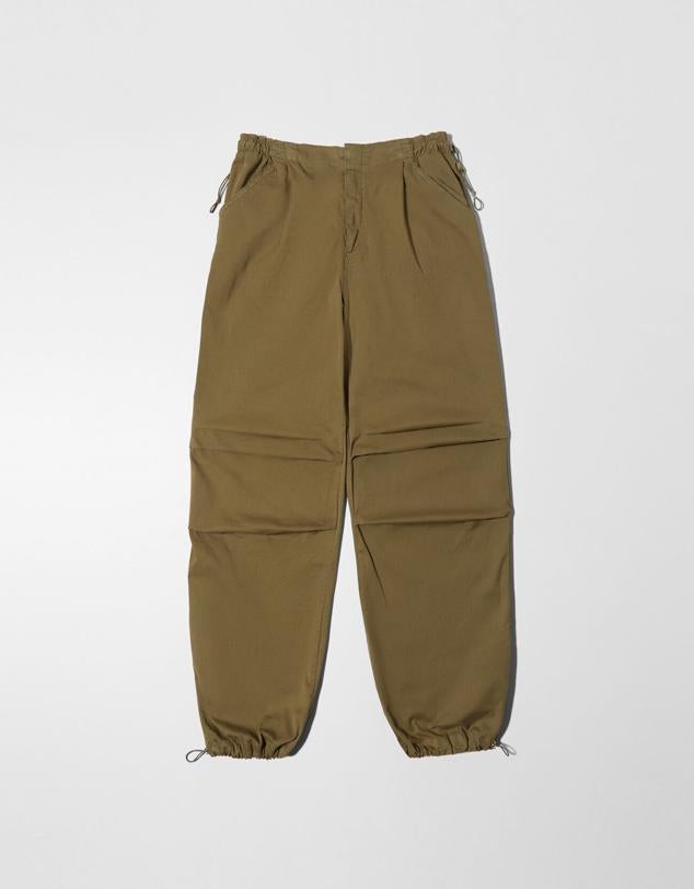 De color caqui y de corte loose fit para looks informales o casuales. Estos pantalones parachute serán un básico de armario durante toda la temporada. Son de Bershka. Precio: 29,99 €. 