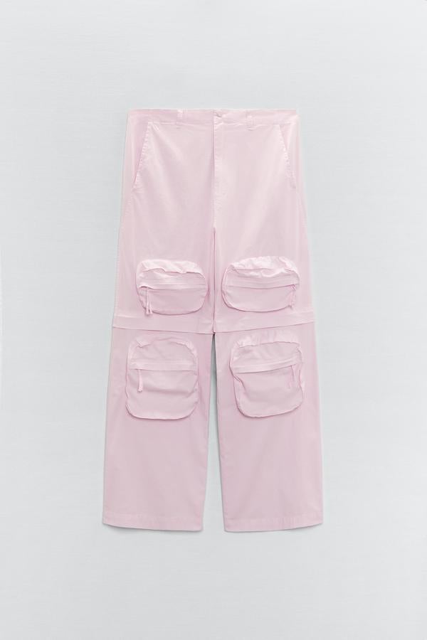 Pantalones parachute de tiro alto con múltiples bolsillos visibles. Además, cuenta con pernera desmontable con cremallera oculta. Son de Zara. Precio: 35,95 €.