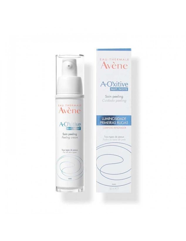 Este peeling será básico en tu rutina de belleza nocturna, ya que podrás utilizarlo cada día. Ayudarás a prevenir los signos del envejecimiento causado por el estrés oxidativo. Entre sus ingredientes se encuentran el retinaldehído y la vitamina E que aumenta la actividad celular. Es de Avene. Precio: 32,19 €.