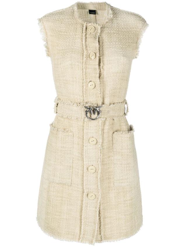 Vestido de tweed corto con botonadura discreta de color beige. Además, afina la silueta con el cinturón que incluye el diseño confeccionado en el mismo material. Es de Pinko. Precio: 304 €.
