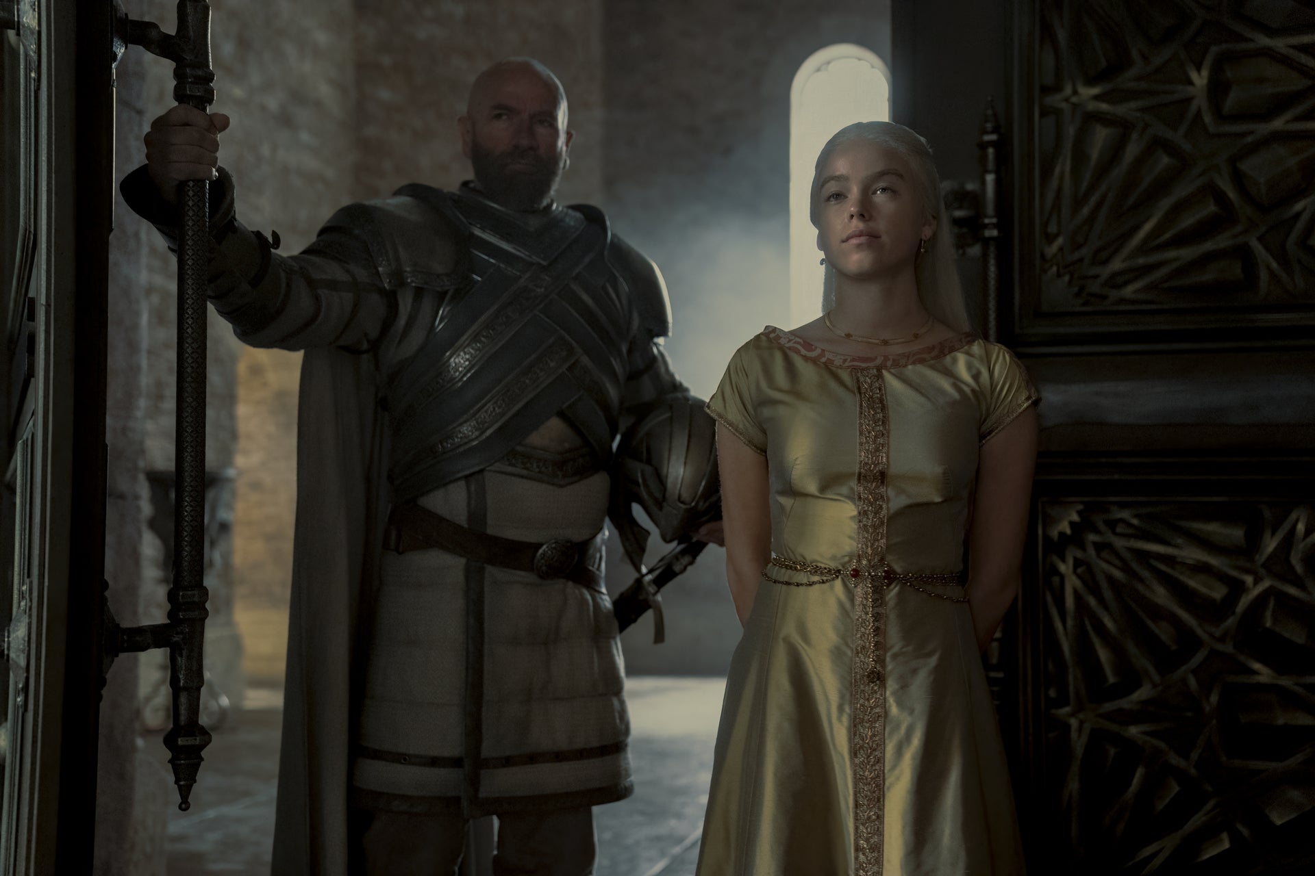 Graham McTavish y Milly Alcock en una escena de La casa del dragón. 
