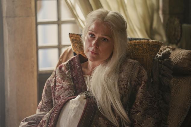 Sian Brooke (Good Omens) es la reina Aemma Arryn, esposa de Viserys Targaryen, su primo, y madre de Rhaenyra. Al comienzo de la serie está embarazada y todas las esperanzas de la casa Targaryen para que le proporcione a su marido un sucesor varón están puestas en ella. 