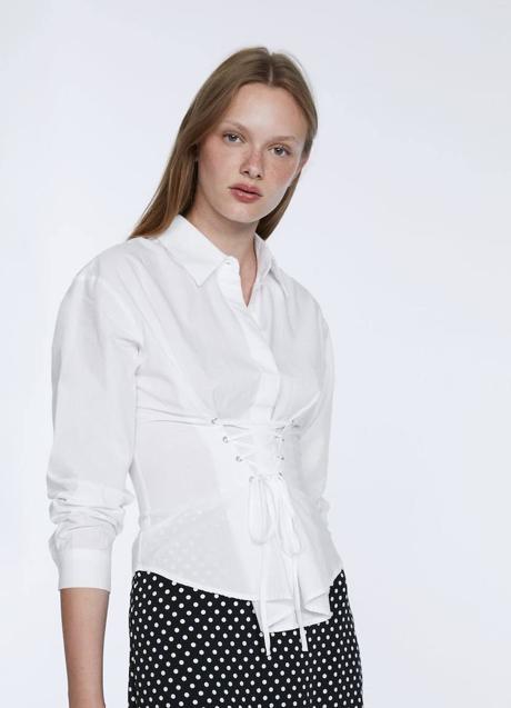 Imagen - Blusa blanca con efecto corsé, de Stradivarius (19.99 euros).