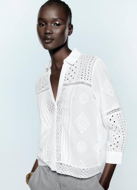 Imagen - Blusa blanca calada de Zara (29.95 euros).