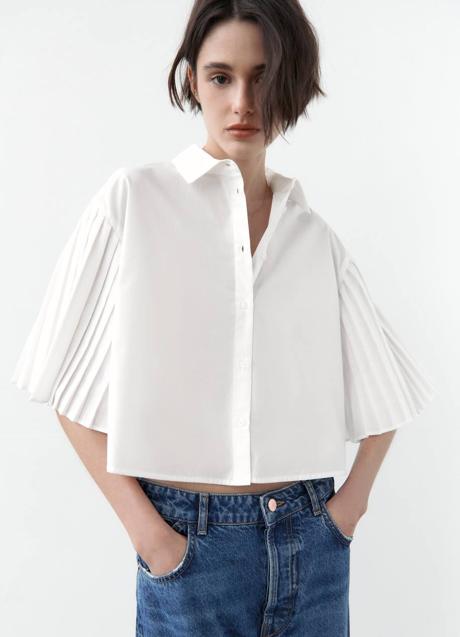 Imagen - Blusa blanca con originales mangas plisadas de Zara (25.95 euros).