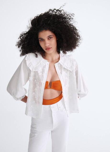 Imagen - Blusa blanca bordada con cuello bobo de Zara (29.95 euros).