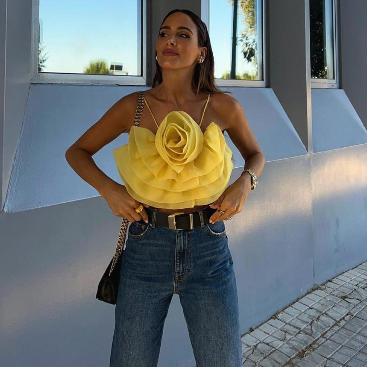Las influencers adoran este top de Zara que vale tanto para combinar con vaqueros como con falda
