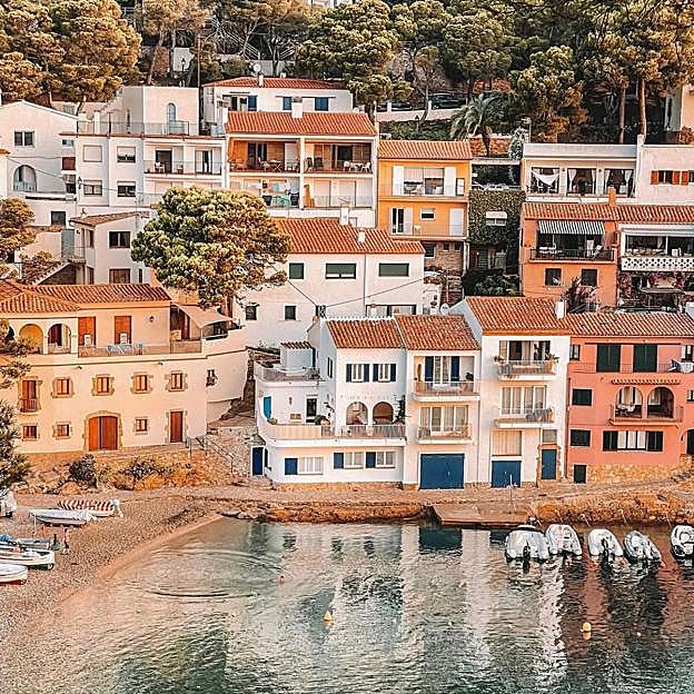 Sa Tuna, la cala más concurrida de todo Begur que destaca por sus aguas cristalinas.