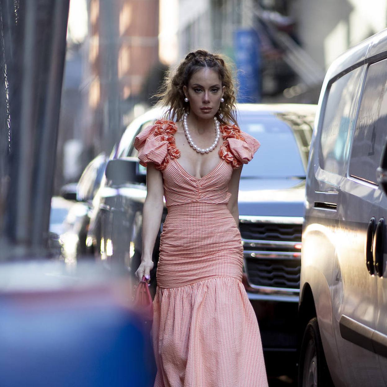 El vestido que te convertirá en la mejor vestida del otoño está en las rebajas de Mango